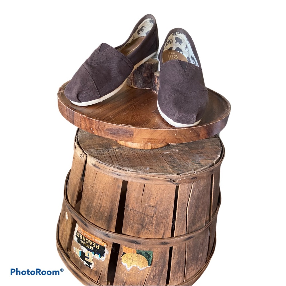 Women’s size 7.5 brown Toms shoes